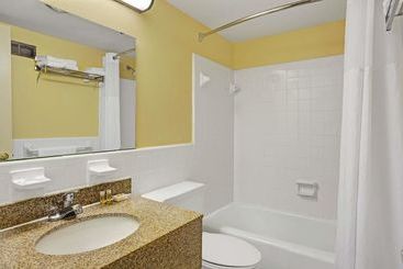 هتل Days Inn By Wyndham Newport News