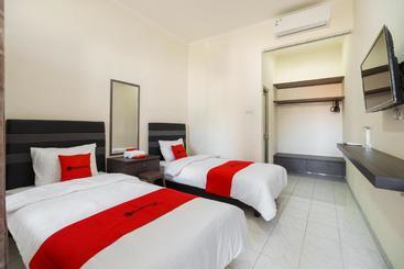 پانسیون Reddoorz@ Cangkring Street Cirebon