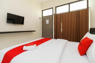 پانسیون Reddoorz@ Cangkring Street Cirebon