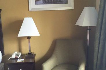 هتل Days Inn By Wyndham Charleston Historic District