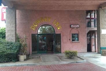 هتل Downey Inn Luxury Suites