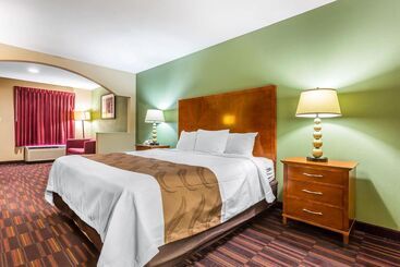هتل Quality Inn & Suites Near Robins Air Force Base