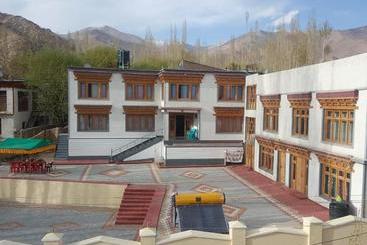 Hotel Vamoose Layul