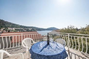 ツーリストアパートメント Apartments Brna Relax