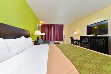 בית מלון כפרי Days Inn By Wyndham Harrisonburg