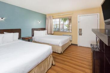 هتل Avenida   Oceanside Camp Pendleton