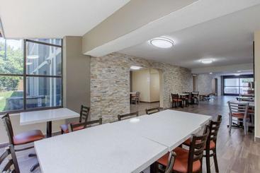 هتل Quality Inn Airportnear Uptown