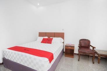 پانسیون Reddoorz Syariah Near Bundaran Joeang