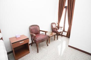 پانسیون Reddoorz Syariah Near Bundaran Joeang
