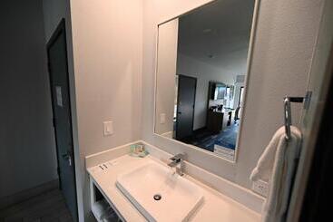 ホテル Edgewater Inn And Suites