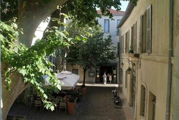 Studios Entre Le Pont D  Avignon Et Le Palais Des Papes