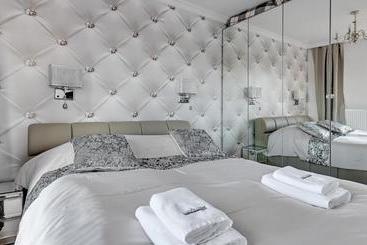 Frey Homes Waterlane Glamour Swimming Pool & Spa