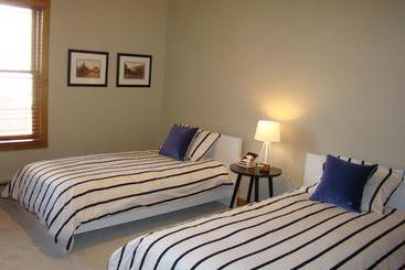 هتل The Ferringway Resort Condominiums
