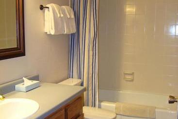 هتل The Ferringway Resort Condominiums