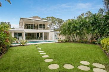 관광객 아파트 Belle Escapes Absolute Beachfront Luxury Home Kewarra Beach