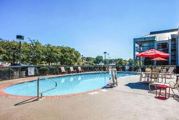 هتل Clarion Pointe Huntsville Research Park