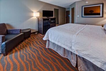 Отель Hampton Inn By Hilton Clarksville