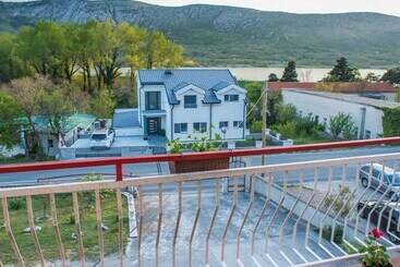 آپارتمانهای توریستها Apartments Ivona