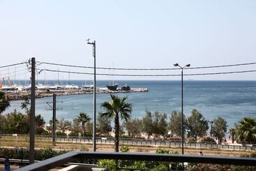 ツーリストアパートメント Unique Flat With Sea View At Edem Beach   A Seafront Property By Athenian Homes