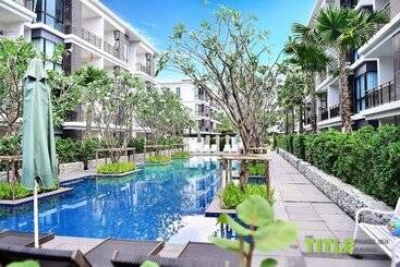 آپارتمانهای توریستها The Title East Wing By Trips Phuket