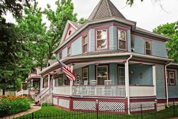 Holden House 1902 Bed & Breakfast Inn