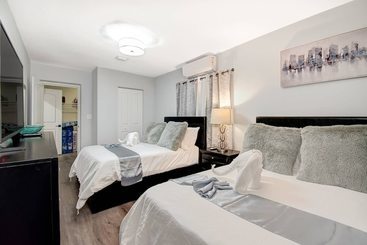 Comfortable Luxurious Home With Hot Tub, Near The Beach