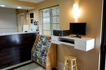 فندق Howard Johnson By Wyndham Salinas