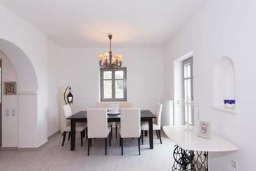 Parian Hill Residence Villa
