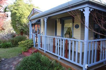 Апартаменты Ambrose Cottage Front Apt