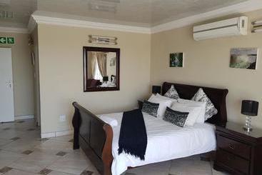 تختخواب و صبحانه Falling Waters Guest House