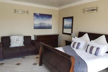 تختخواب و صبحانه Falling Waters Guest House