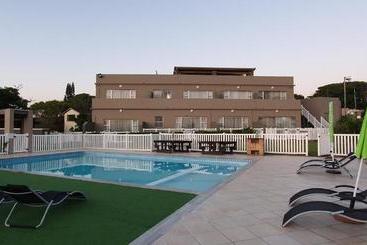 تختخواب و صبحانه Falling Waters Guest House