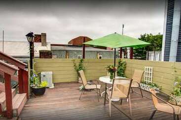 בית מלון כפרי America's Cup Inn Newport