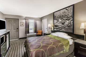 فندق Super 8 By Wyndham Clinton