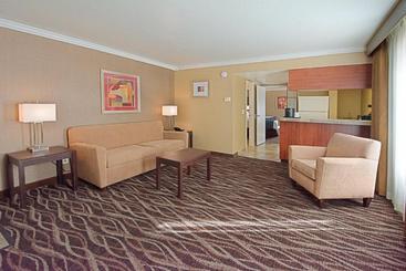 هتل Tempe/phoenix Airport Innsuites  & Suites