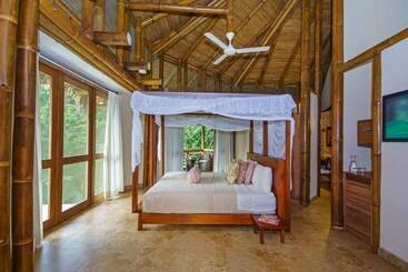 هتل La Selva Jungle By Eco Luxury Group