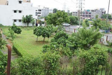 هتل Palm Tree Sector 31