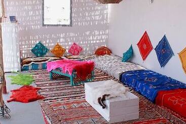 Cozy White House   Hostel