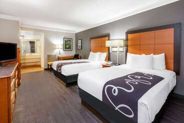 فندق Super 8 By Wyndham The Woodlands North