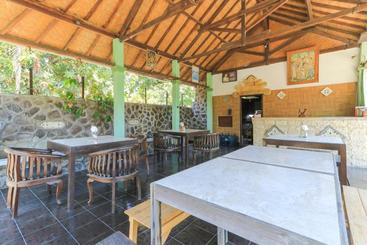 هتل Tara Bar & Resto Air Sanih