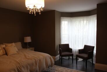 Maplehurst Manor Bed And Breakfast
