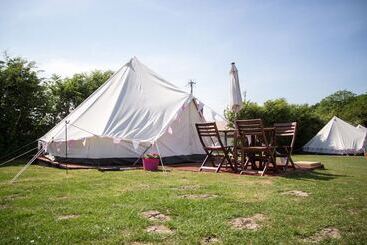 منتجع Whitecliff Bay Holiday Park