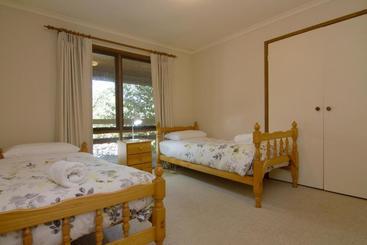 Alrima Lodge, Bright