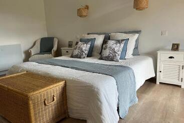 ベッドアンドブレックファースト La Millière   Chambres D Hôtes   Piscine & Campagne   Marie Anne & Marie Adélaïde