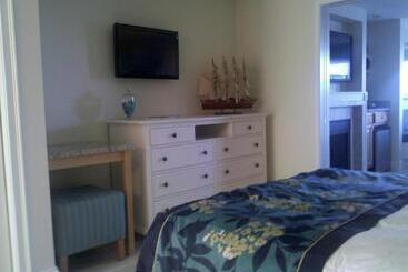 هتل Ocean Club On Smuggler's Beach