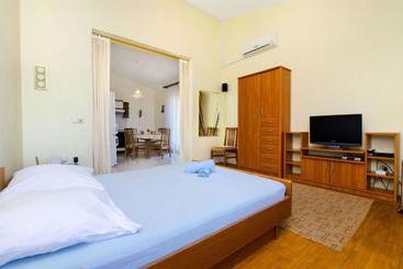 Hostel Guesthouse Mira