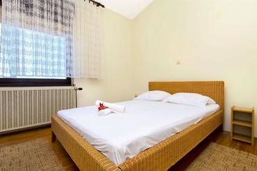Hostel Guesthouse Mira