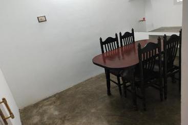 تختخواب و صبحانه Mayurapriya Inn