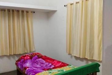 تختخواب و صبحانه Mayurapriya Inn