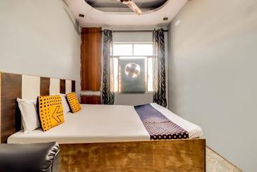 هتل Spot On 65515 Kanpur Deluxe